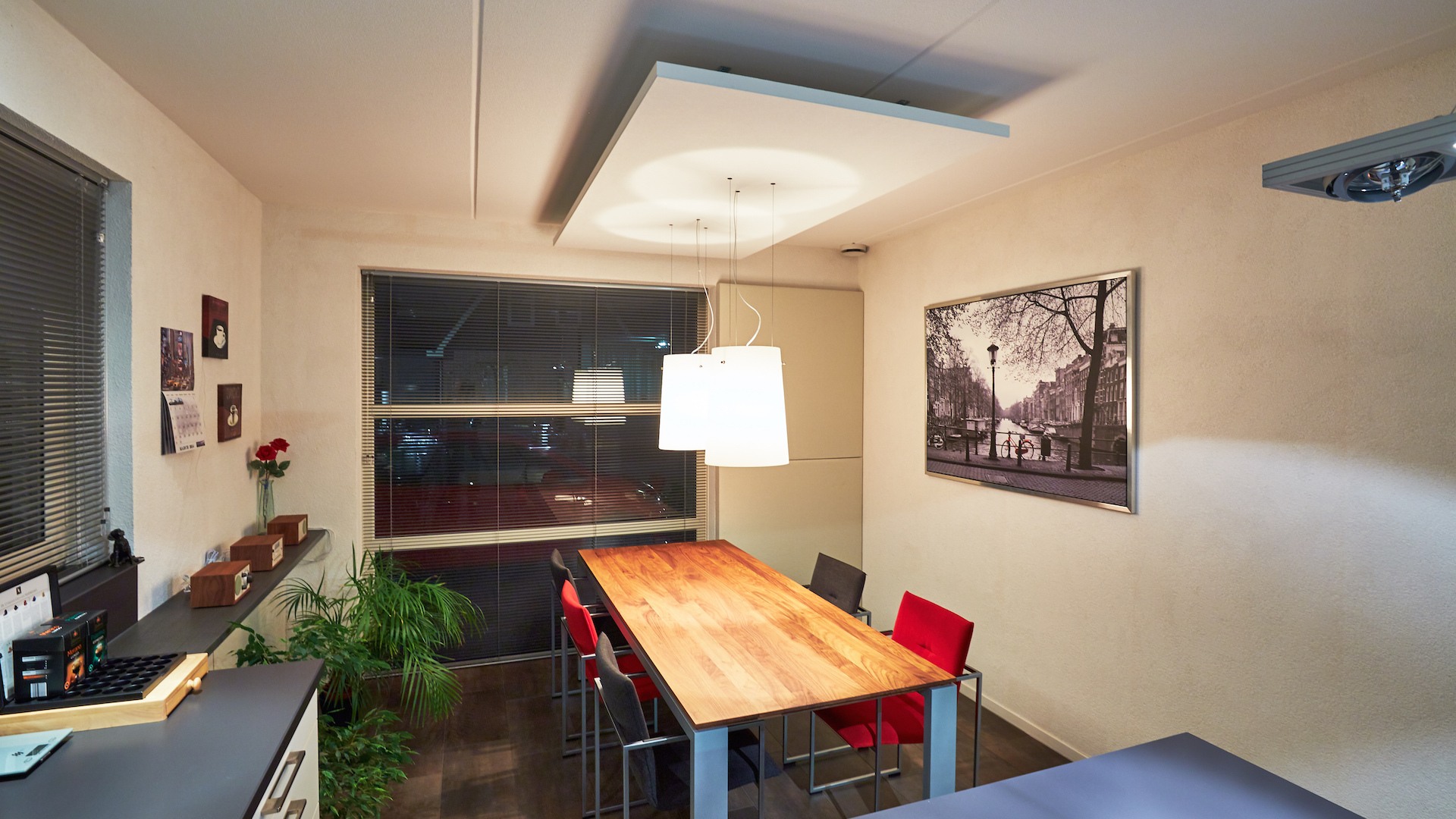 Het Invisio Ceiling Panel SE akoestisch plafondpaneel boven de keukentafel