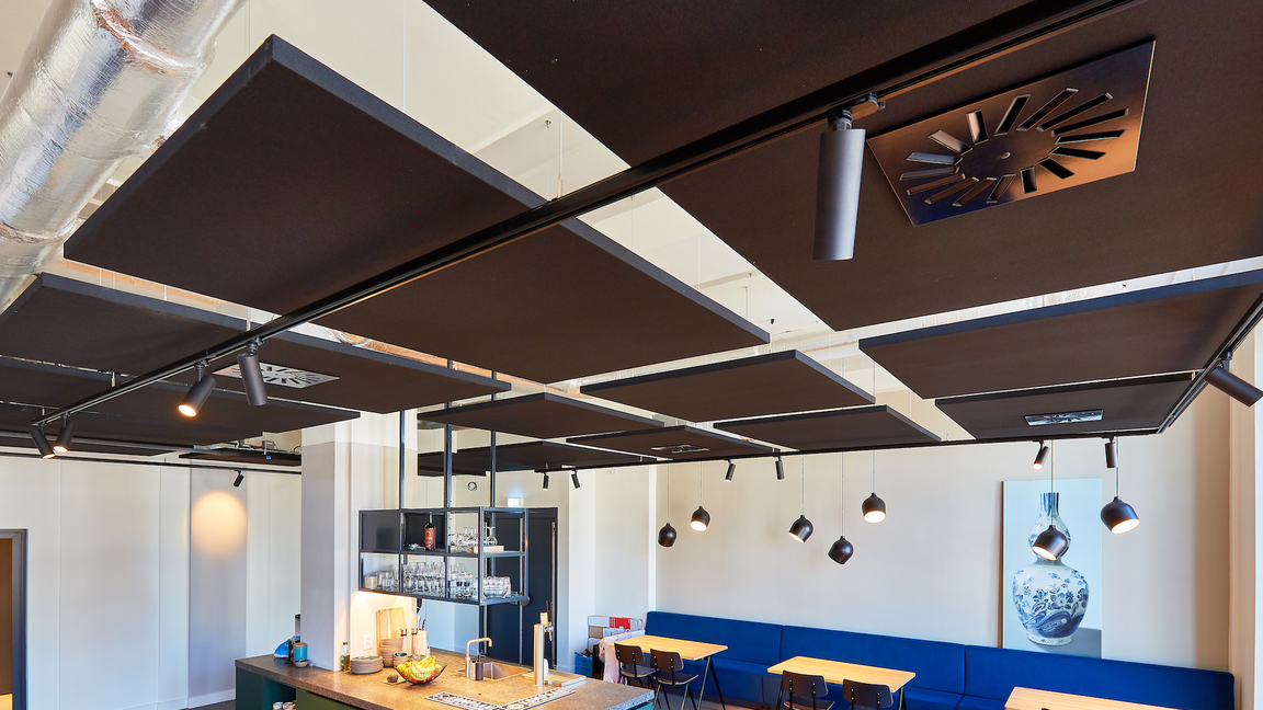 Akoestische plafondpanelen verbeteren de akoestiek in de kantine