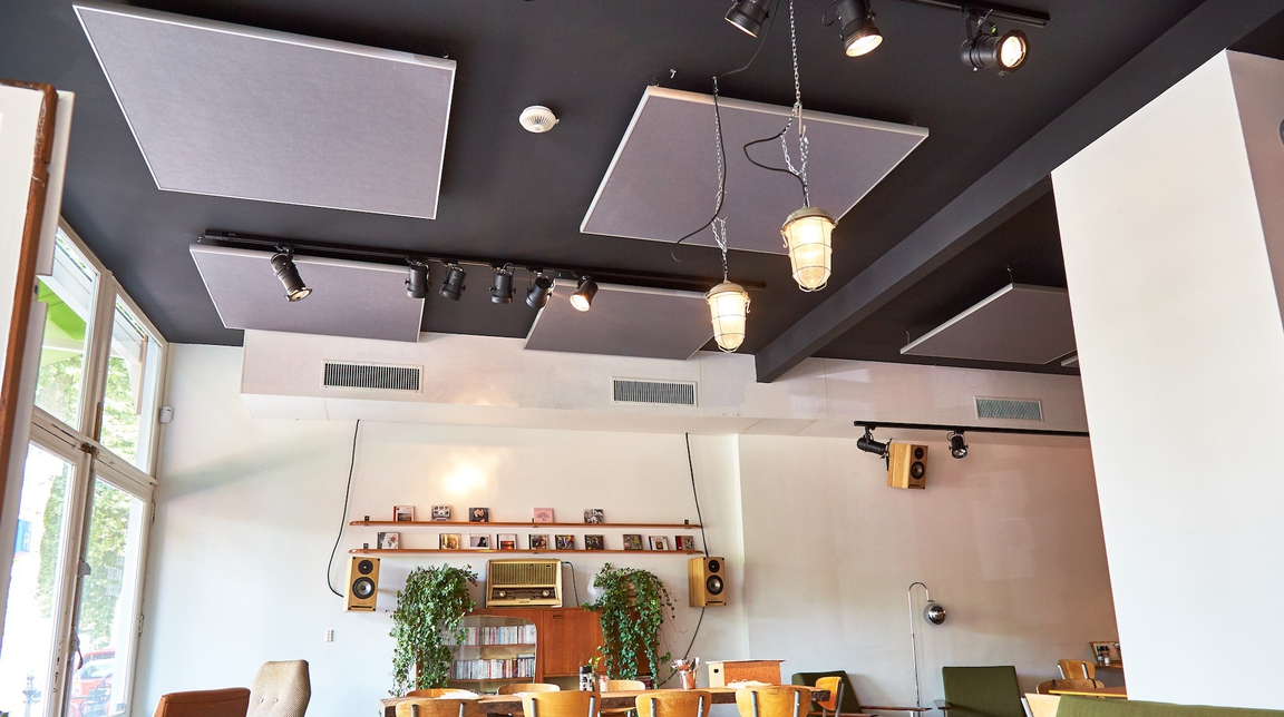 De plafondpanelen zijn gemakkelijk op te hangen aan de meegeleverde ophanghaken