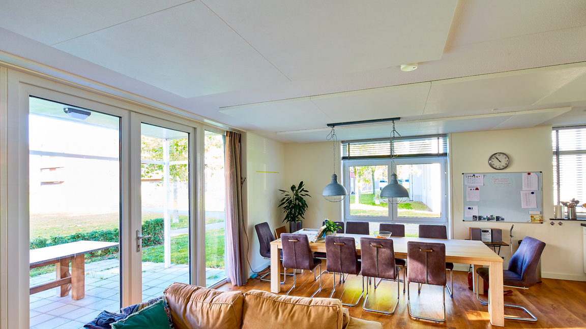 Akoestische plafondpanelen in neutrale kleur bij zorg en woonproject Heemstede