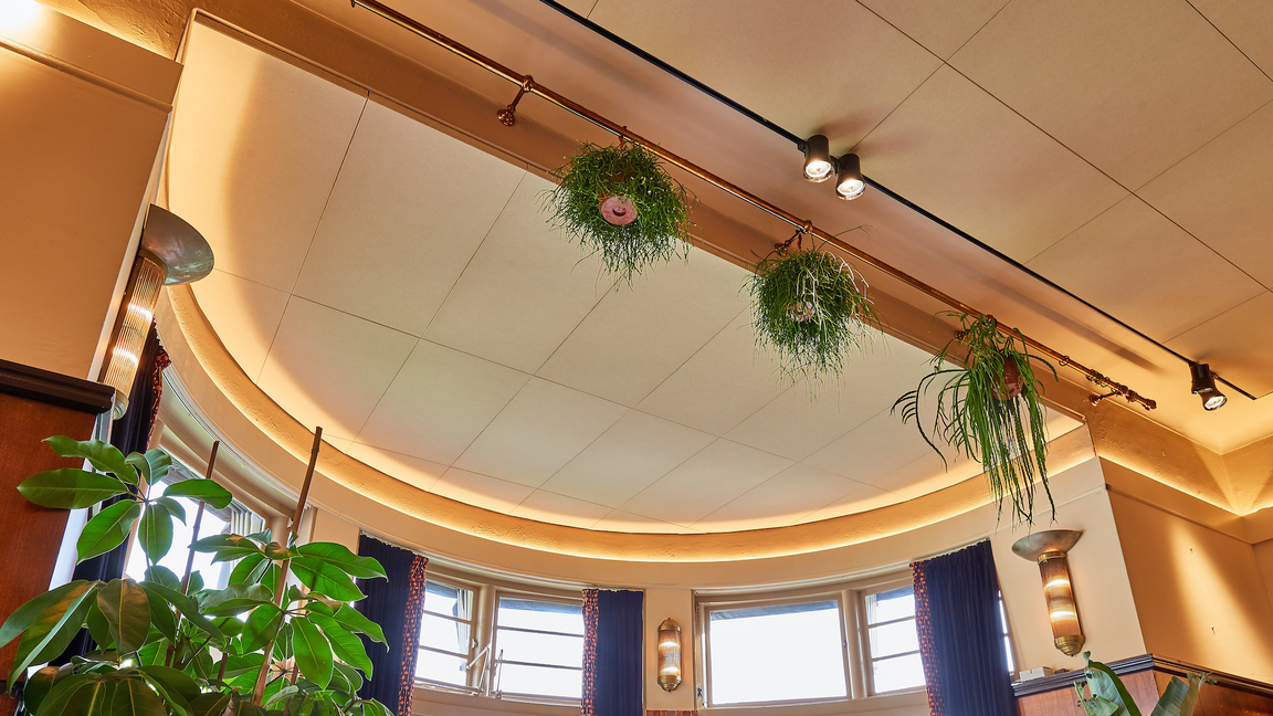 Rivasono akoestisch plafondpaneel INVSIO Panel SAB tegen schuin plafond in open kantoor