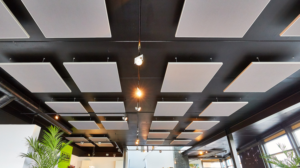 De akoestische plafondpanelen passen bij het interieurdesign