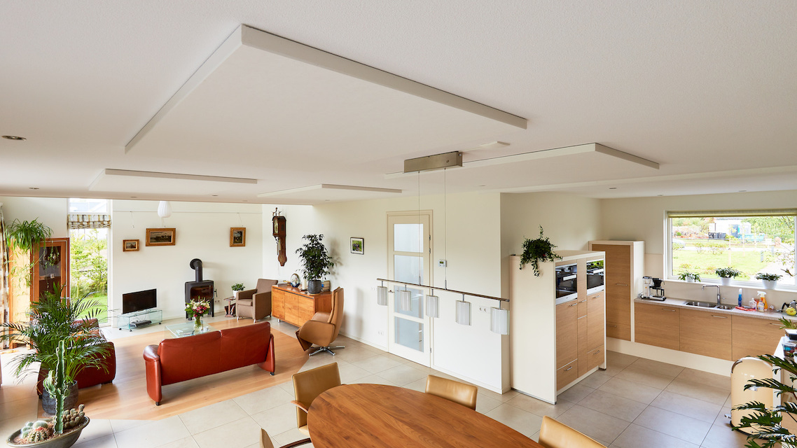 Rivasono praktijkvoorbeeld akoestiek verbeteren met plafondpanelen in woonkamer