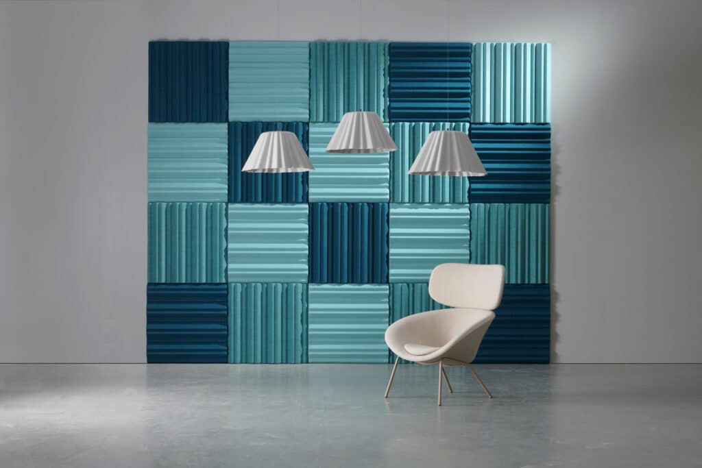 Designwand met akoestische panelen in verschillende blauwtinten en opvallend reliëfpatroon