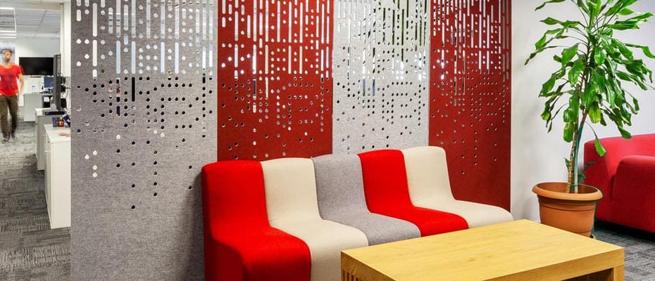 Akoestische wandpanelen van vilt in rood en grijs, toegepast in een kantoorinterieur