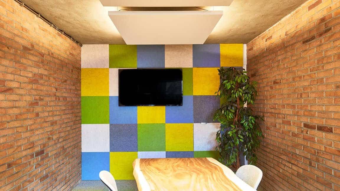 Akoestische panelen in kleurrijk interieur voor optimale geluidsabsorptie.