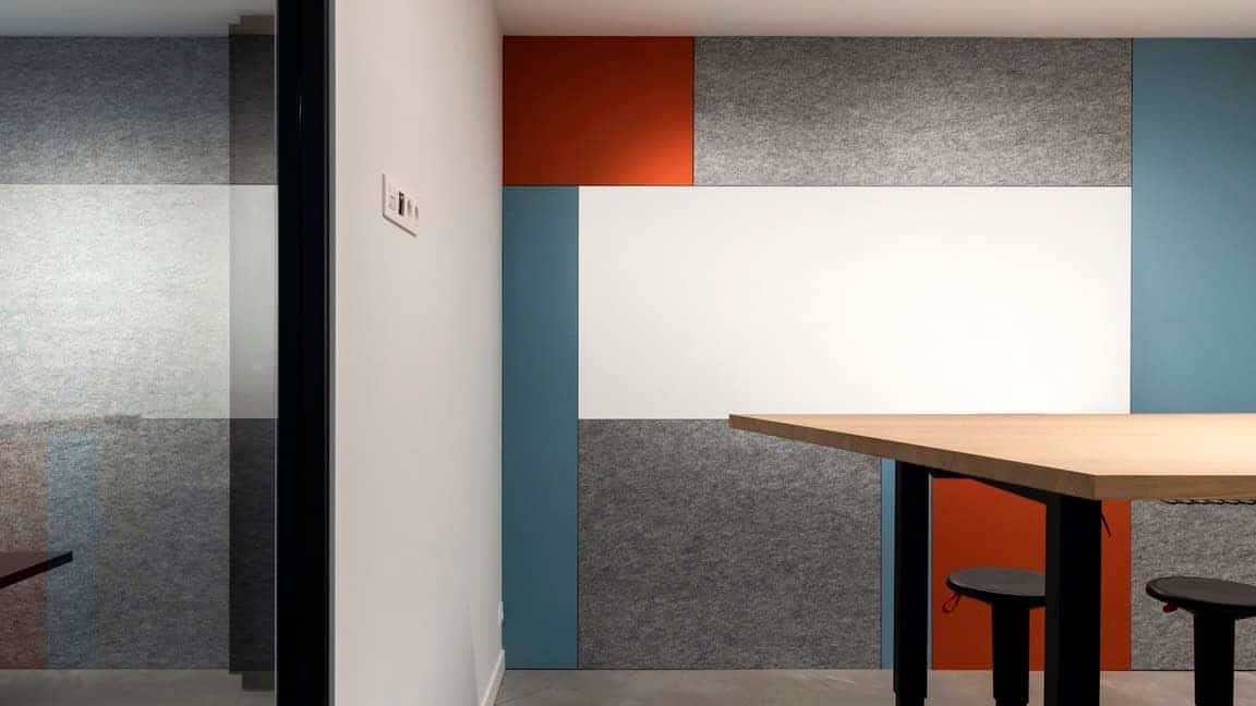 Geluidsabsorberende wandpanelen in een moderne kantoorkamer.