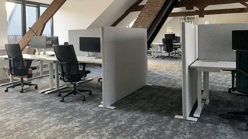 Dichte geluidsschermen voor betere akoestiek in kantoorruimtes en open werkplekken.
