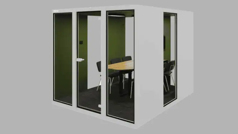 Kleine vergaderruimte met geluidsabsorberende wanden en glazen deuren, ideaal voor effectieve communicatie.