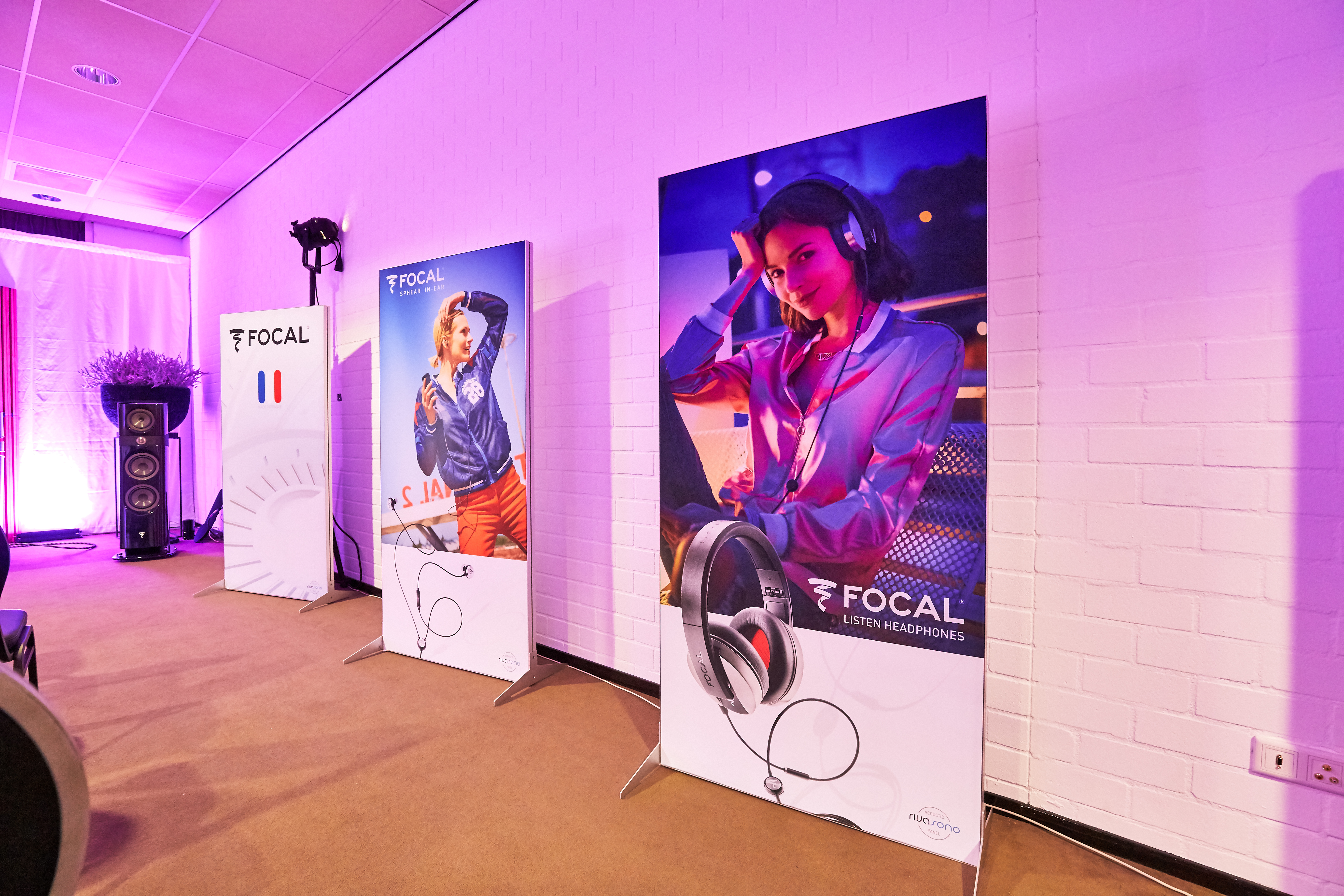 Dames luisteren naar muziek met Focal hoofdtelefoons op een geluidsgeïsoleerde ruimte.
